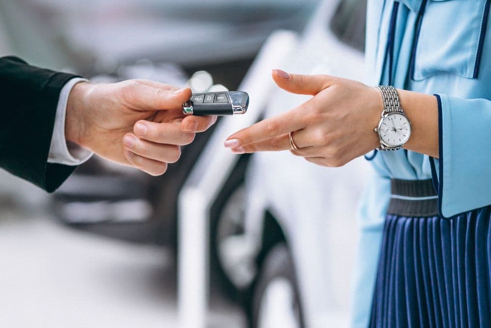 female-hands-close-up-with-car-keys.jpg